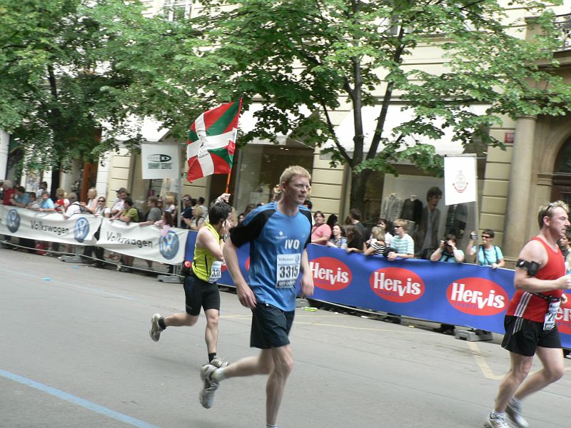 Maraton09 196.jpg - Tohle byl expert, běžet do cíle po 42 kilometrech mávat vlajkou a ještě u toho telefonovat, klobouk dolů.